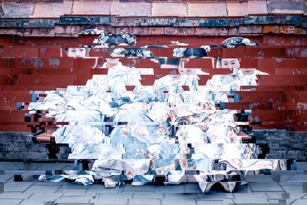 07. Figures Breaking Apart by Igli Martini
